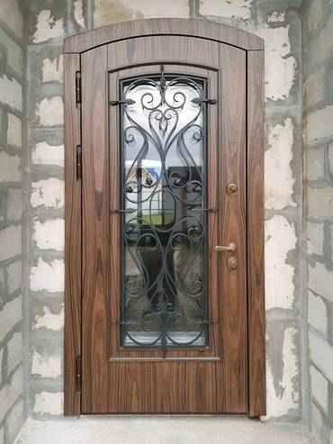 Арочная дверь с решеткой и стеклом