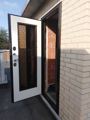 Дверь с большим стеклопакетом