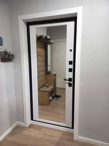 Дверь с большим зеркалом