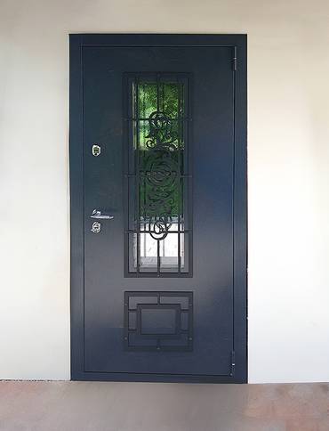 Входная дверь с решеткой и стеклом